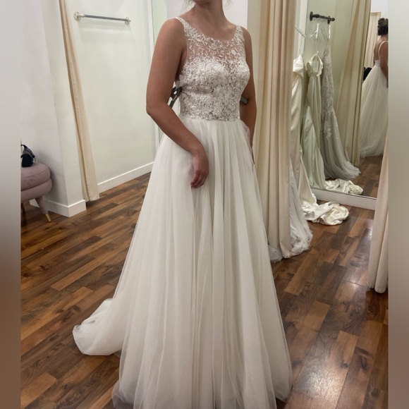 Custom Mira Zwillinger Wedding Dress. Size 6, fits more like a 2 - Picture 6 of 6